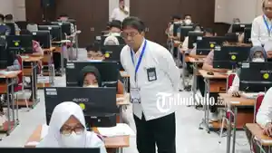 Rektor-UNS-Jamal-Wiwoho-saat-monitoring-UTBK.jpg