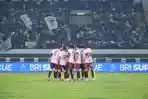 Laga-Tandang-persik-Kediri-di-kandang-maung-bandung.jpg