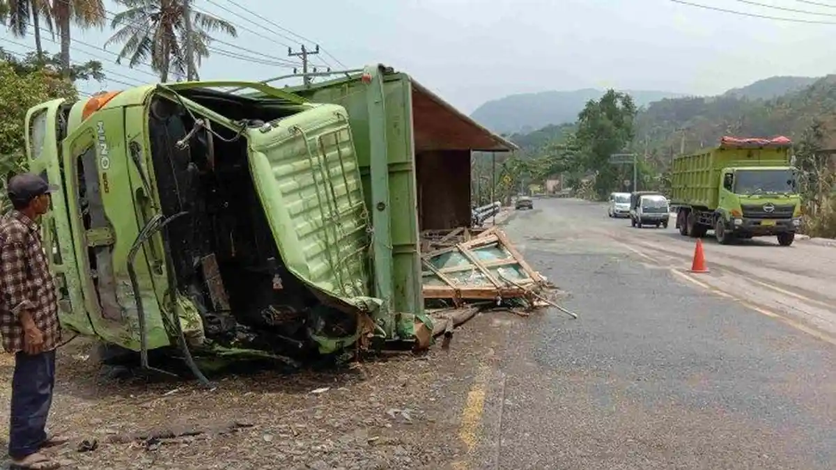 Truk Terguling di Tanjakan Tarahan Menewaskan Dua Orang