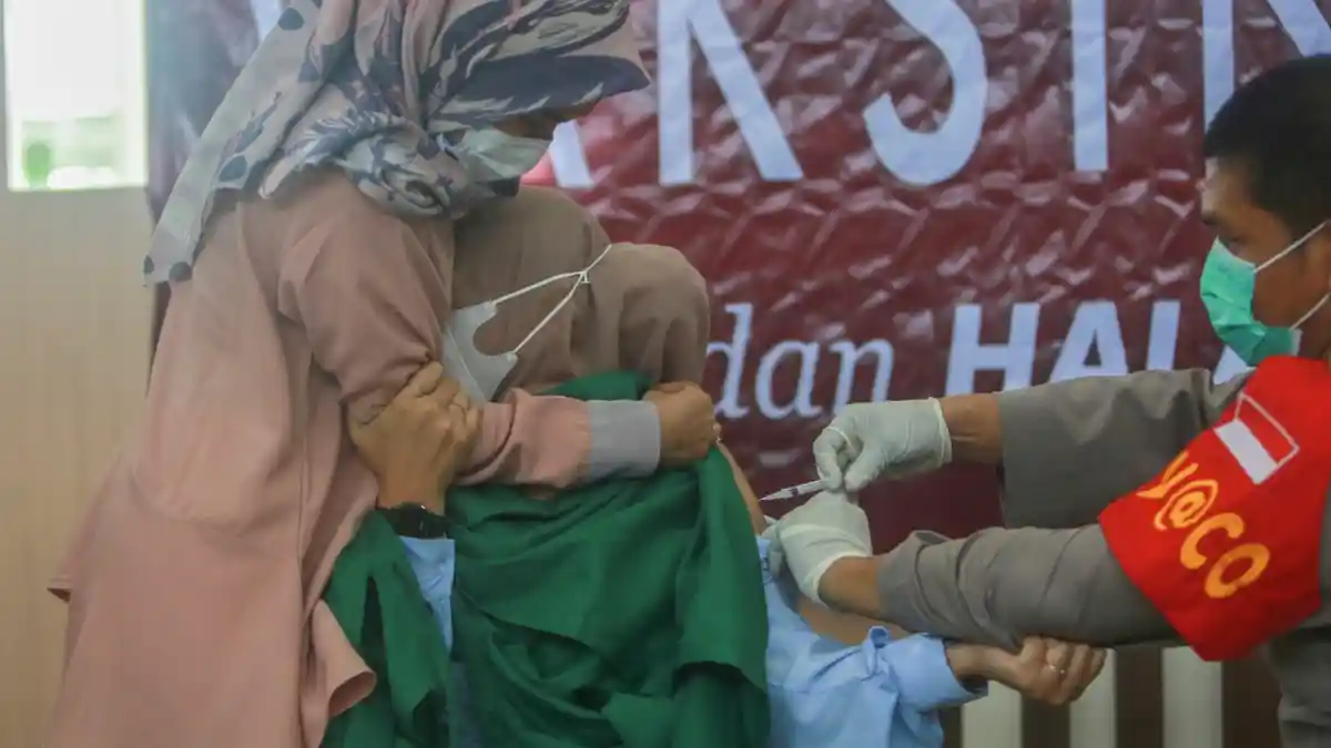 Cut Zuhra Rupanya Takut Jarum Suntik, Begini Ekspresinya Saat Divaksin Covid-19 Hingga Harus Dipeluk