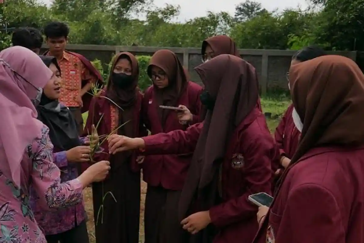 Implementasikan Merdeka Belajar, SMA 1 Kudus Belajar Pembuatan Pupuk Kompos bersama FP UMK