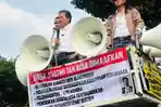 AKSI Roy Suryo Cs Demo Tuntut Adili Jokowi di Gedung DPR, Andi Azwan Sebut Cari Sensasi