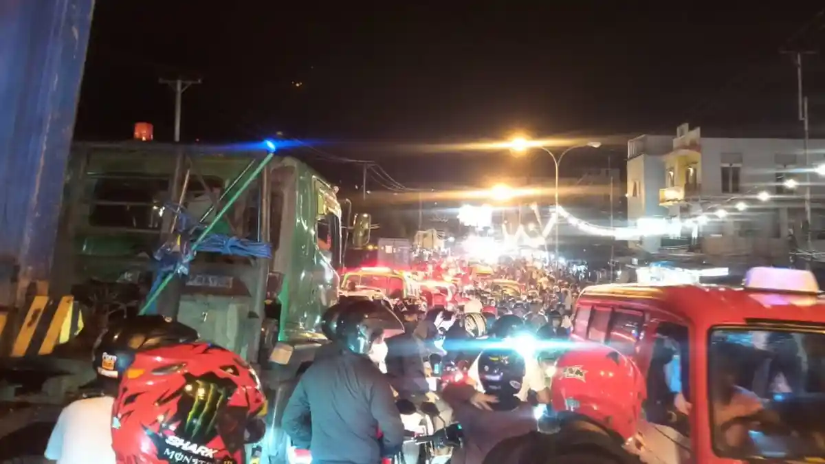 Dampak Truk Konteiner Seruduk Kendaraan, Jl Jenderal Soedirman-Ambon Macet Parah