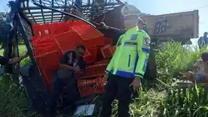 Momen-personel-Patroli-Jalan-Raya-PJR-Ditlantas-Polda-Sumut-evakuasi-kecelakaan-truk-di-tol.jpg