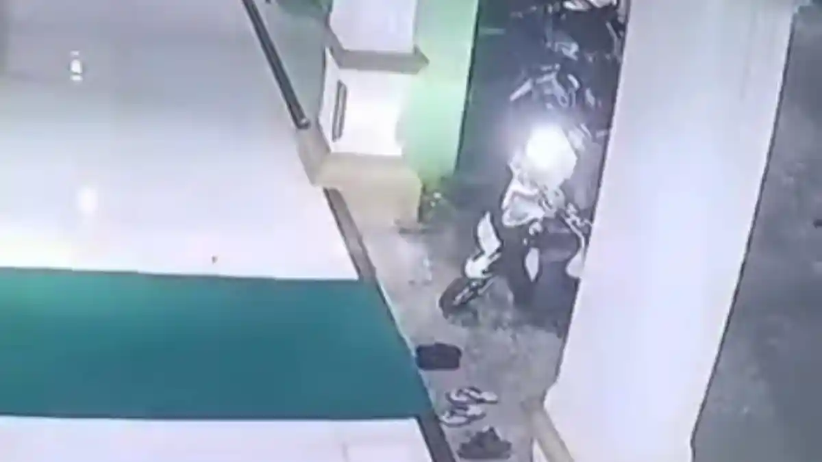 Terekam CCTV, Motor Jemaah Masjid Darussalam AAL Palembang Dicuri Saat Sholat Subuh