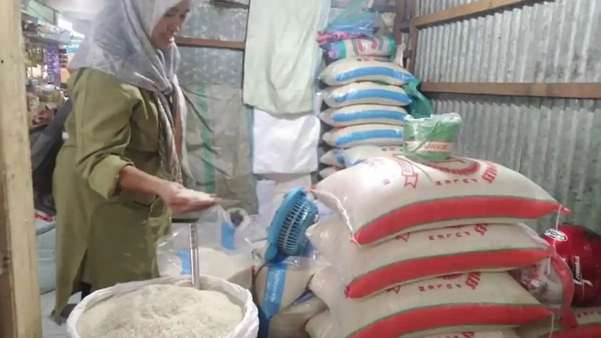 Jokowi Tegur Bulog Gara-gara Harga Beras 79 Daerah Melonjak dan Telur di 89 Daerah Mahal