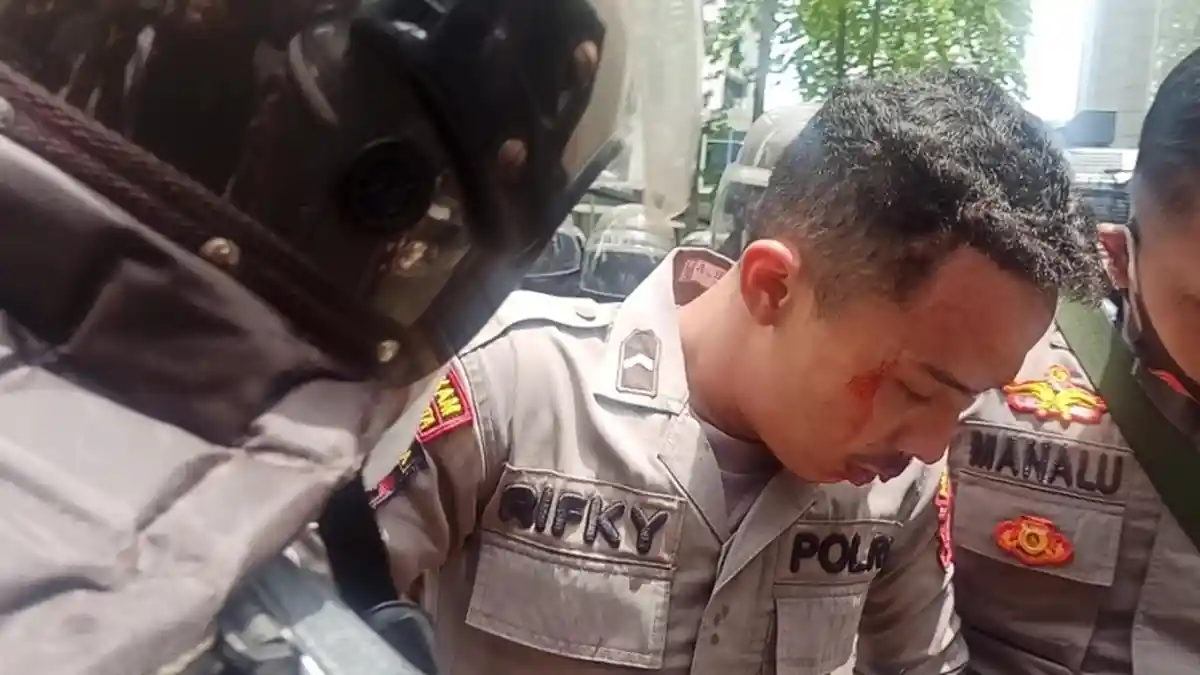 Demonstran Lempari Kantor DPRD Sumut, Tiga Personel Polisi Terluka