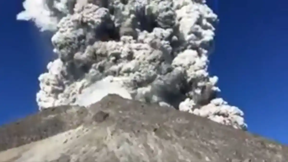 Gemuruh Suara Letusan Merapi Terdengar Sejauh 20 Km, Tinggi Kolom Asap 6 Km