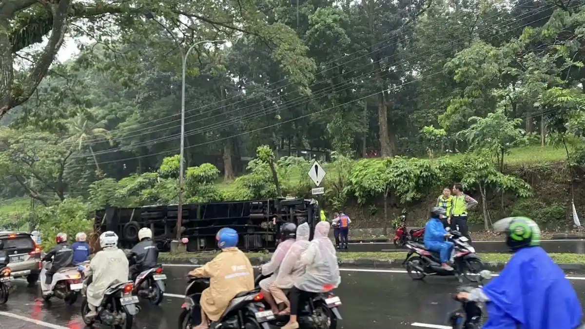 Penyebab Truk Terguling di Tanjakan Silayur Semarang, Dishub: Kelebihan Muatan