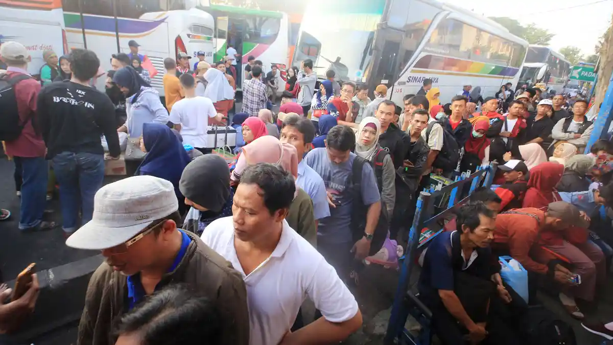 Deretan Tradisi Lebaran Unik Berbagai Negara di Dunia, dari Adu Pecah Telur hingga Pulang Kampung