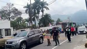 Puluhan-Buruh-Aksi.jpg