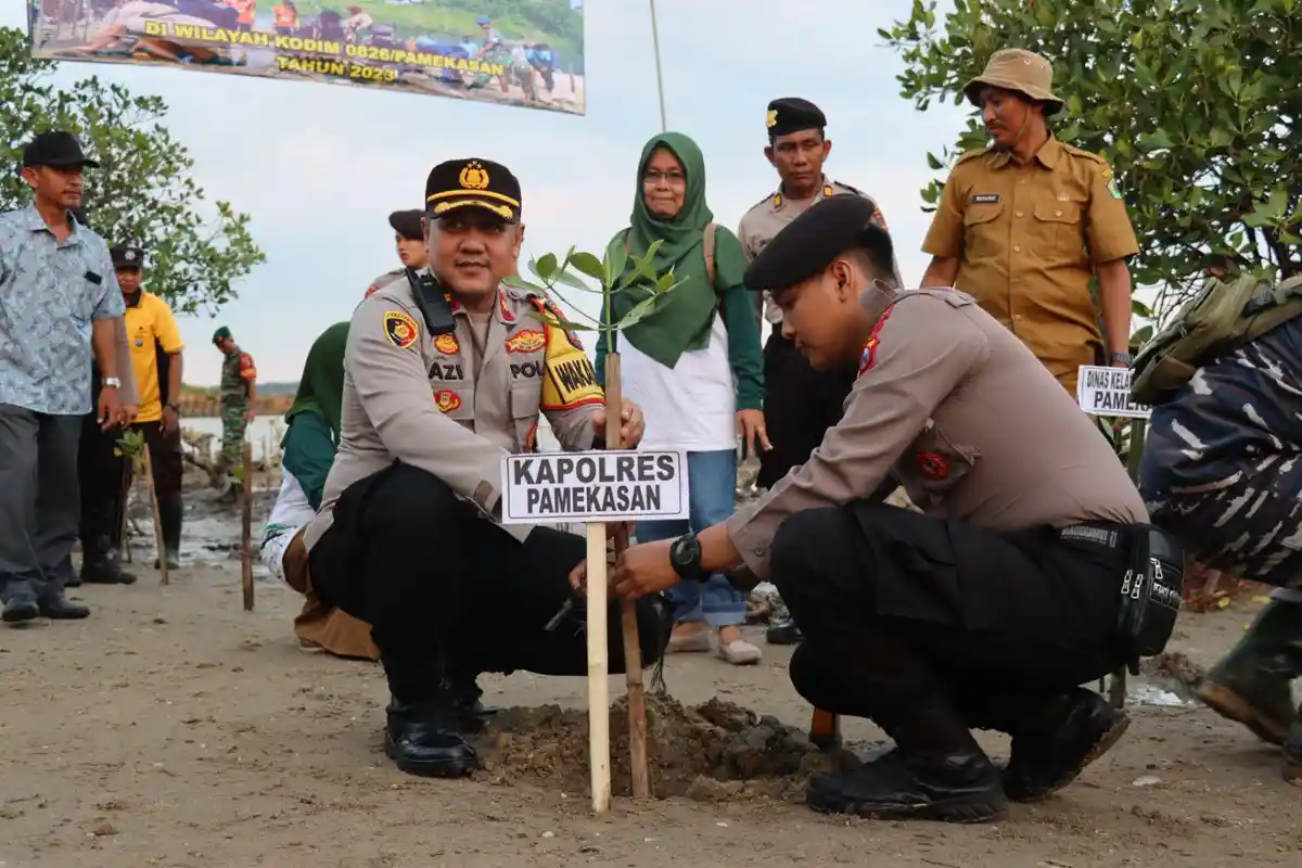 Wakapolres Pamekasan Ikut Tanam Pohon Mangrove di Pantai Padelegan, Ajak Jaga Ekosistem Laut
