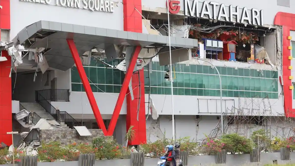 FOTO: Puing Reruntuhan Matos Mall Mamuju Masih Berserakan