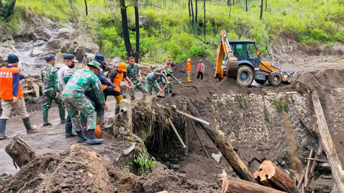 Pasca Longsor, Akses Jalan Bondowoso-Ijen Sudah Bisa Dilewati Kendaraan Roda 4 Secara Bergantian
