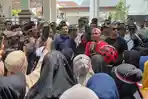 Kasi-Intelijen-Kejari-Langsa-Fasly-Setiawan-baju-biru-saat-menyambut-pendemo.jpg