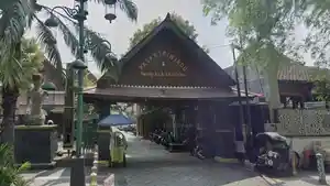 Pintu-masuk-Pasar-Triwindu-yang-berlokasi-di-Jalan-Diponegoro.jpg