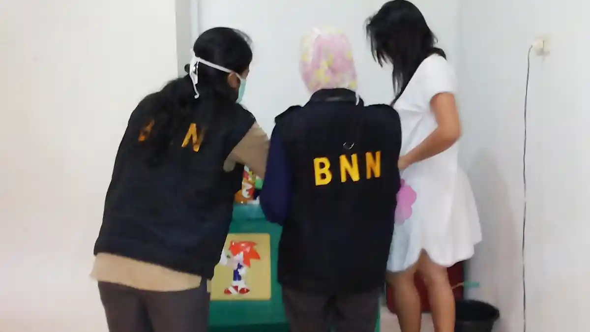 Petugas Tunggui Perempuan Ini 1 Jam Hanya untuk Tes Urine