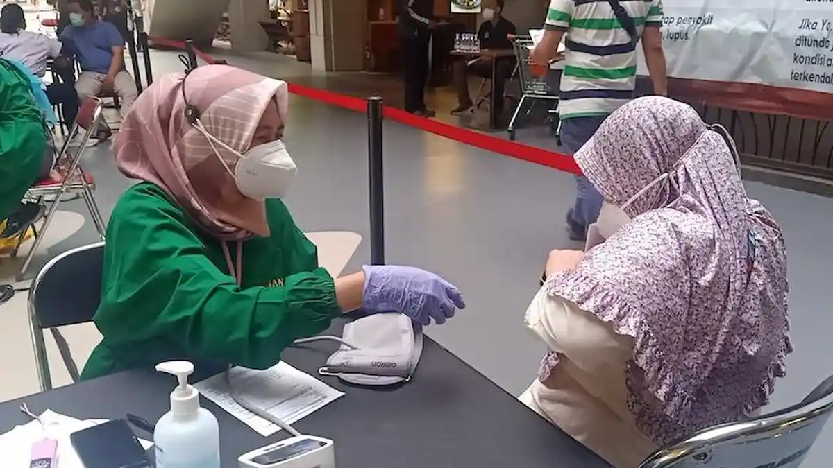 Warga Berebut Vaksin Pfizer di Sentra Vaksinasi Covid-19 Mall Cilandak Town Square