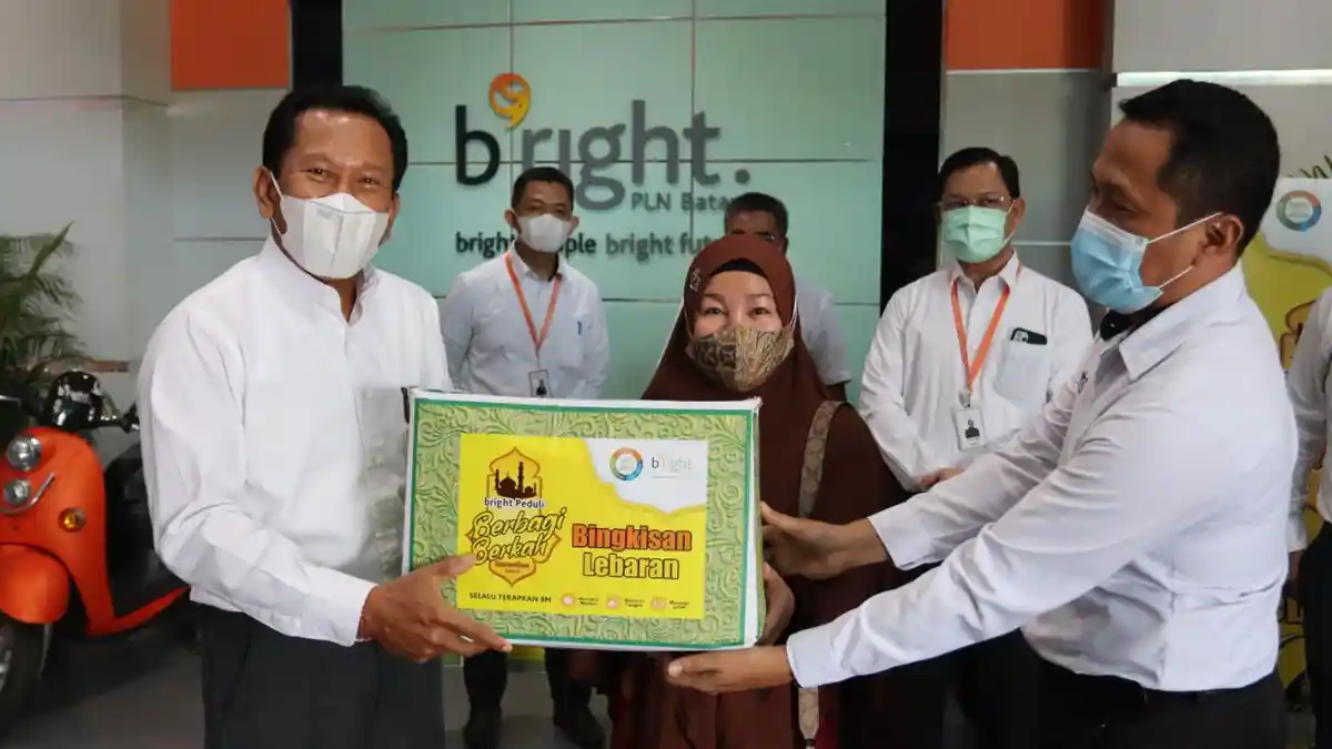 Sambut Hari Raya Idul Fitri, bright PLN Batam Bagikan Sembako ke Warga Sekitar Area dan Unit Bisnis