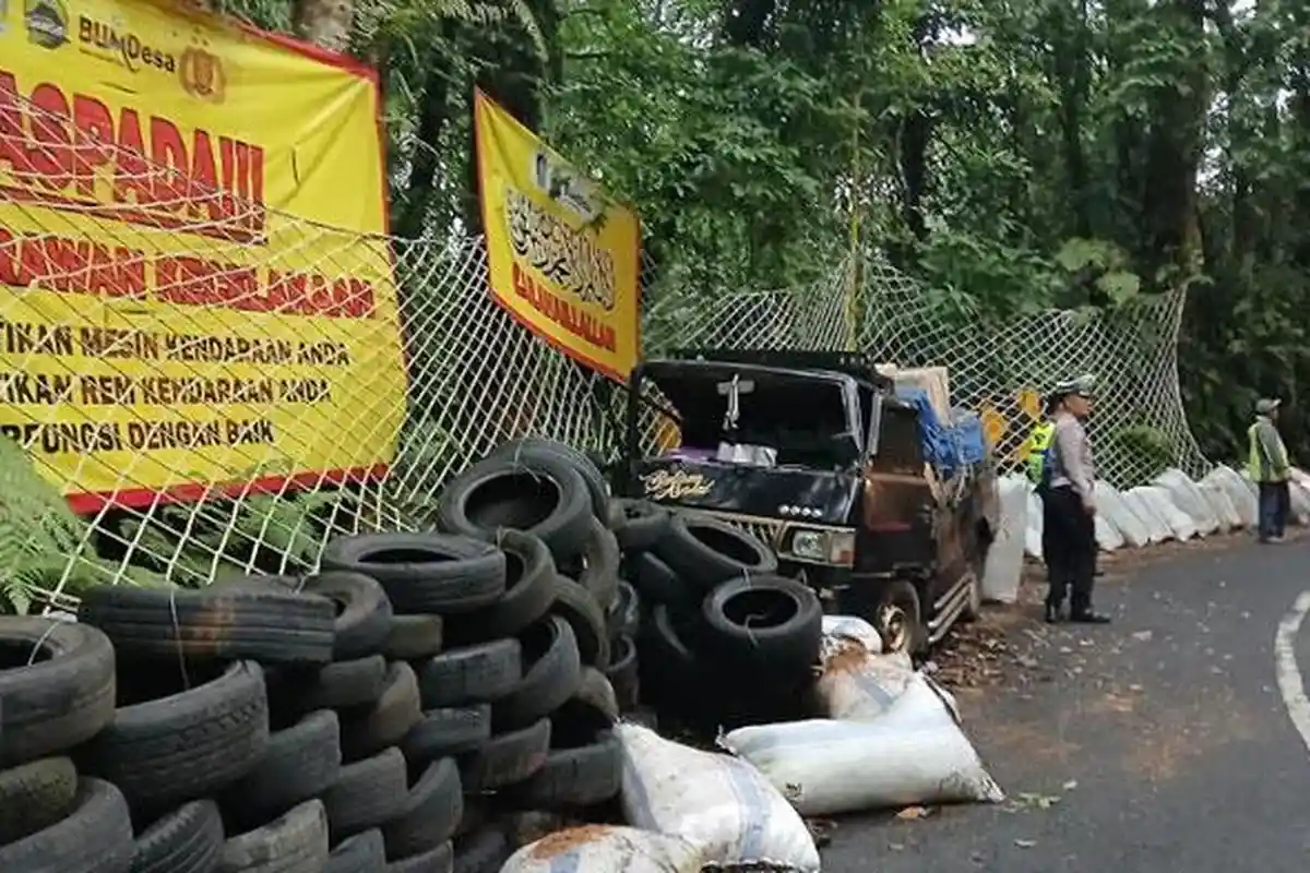 Kecelakaan di Jalur Alternatif Bondowoso-Banyuwangi, Pikap Muat Ikan Rem Blong Tabrak Pembatas Jalan
