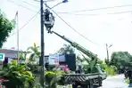 Petugas-Dinas-Perhubungan-memperbaiki-sejumlah-lampu-penerangan-jalan-umum-di-tahun-2025.jpg