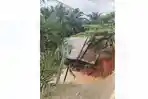 Sebuah-rumah-ambrol-masuk-Sungai-Turkum-Kabupaten-Bungo.jpg