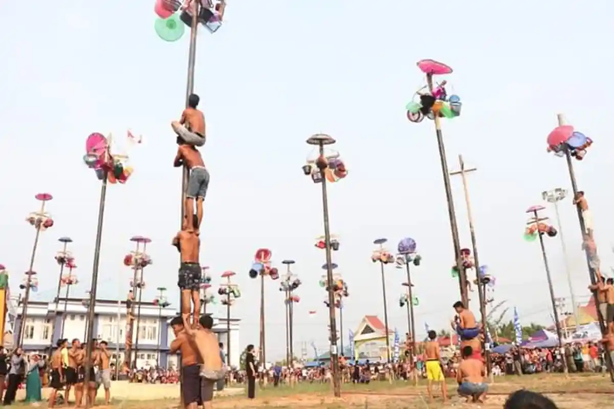 Sejarah Panjat Pinang, Perlombaan yang Diperingati saat HUT RI