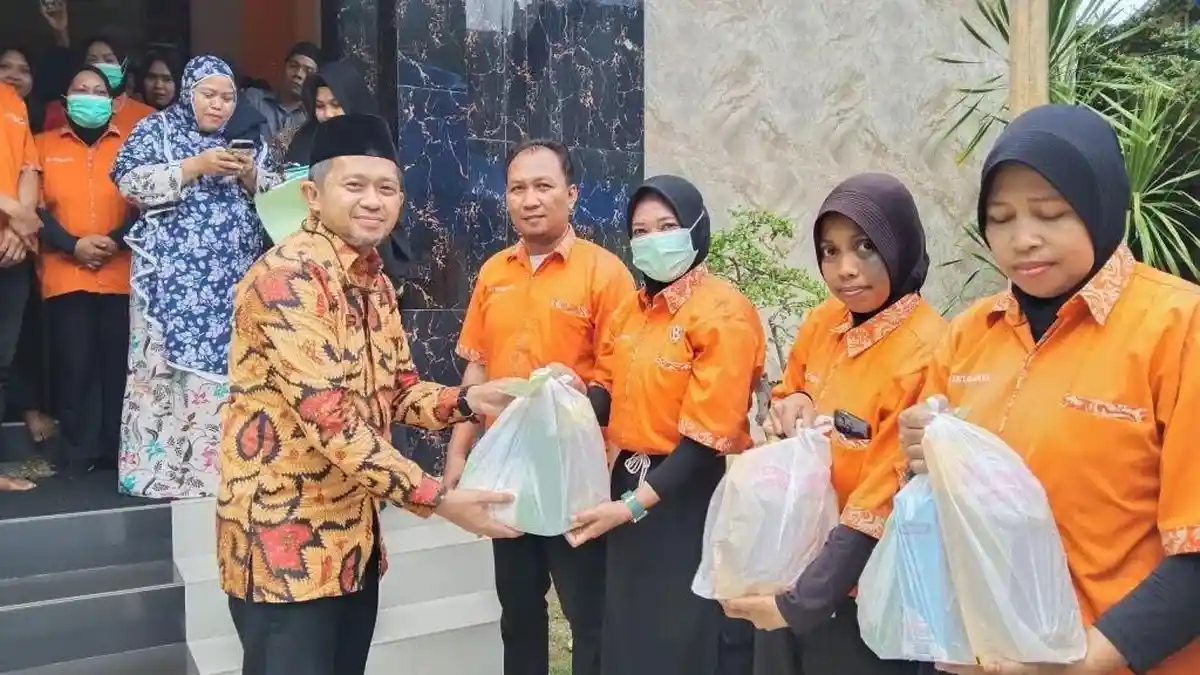 Direktur RSUD Sinjai Bagi 120 Parcel Lebaran ke Pasien dan Staf Non-ASN