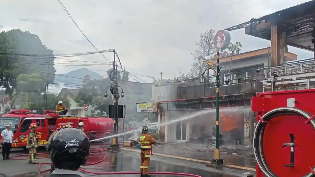 BREAKING NEWS: Toko Oleh-oleh di Jalan Pramuka Garut Terbakar