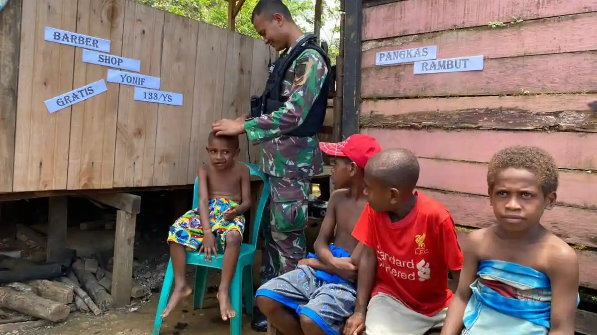 Satgas Yonif 133/YS Buka Barbershop Gratis di Maybrat, Bocil Antre Pertama