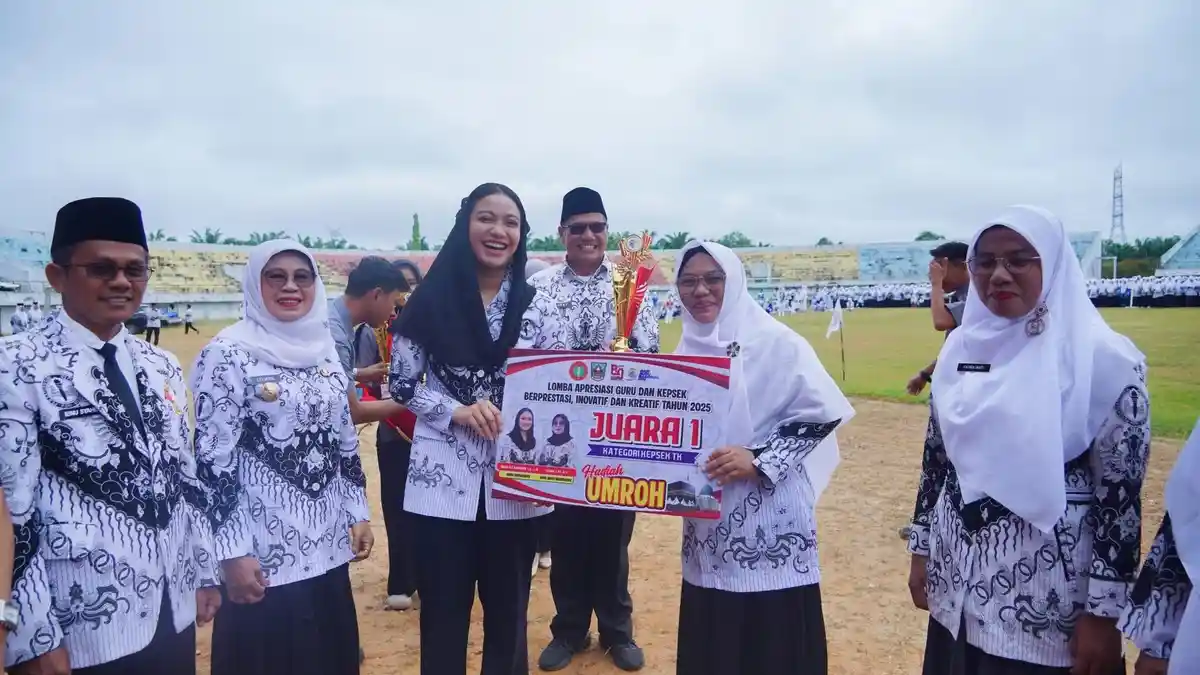 Hadiah HGN dari Bupati dan Wabup, Enam Guru dan Kepsek Terbaik Dharmasraya Berangkat Umrah