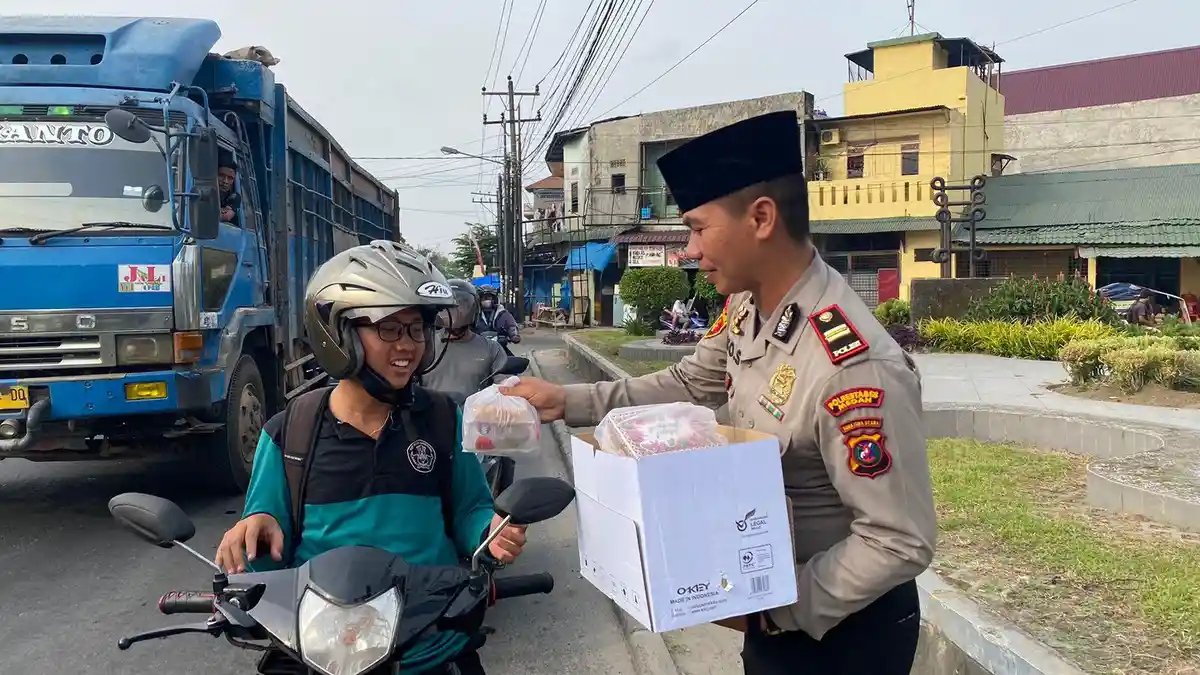 Jelang Berbuka Puasa, Polsek Tuntungan Bagi-bagi Takjil Ke Pengendara