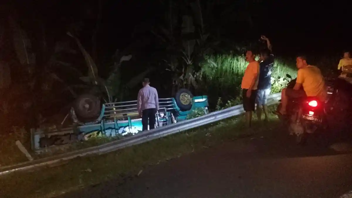Tak Kuat Menanjak, Truk Terguling hingga Terbalik di Tanjakan Cipeucang Sukabumi