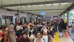 Stasiun-Kereta-Dipenuhi-Penumpang.jpg