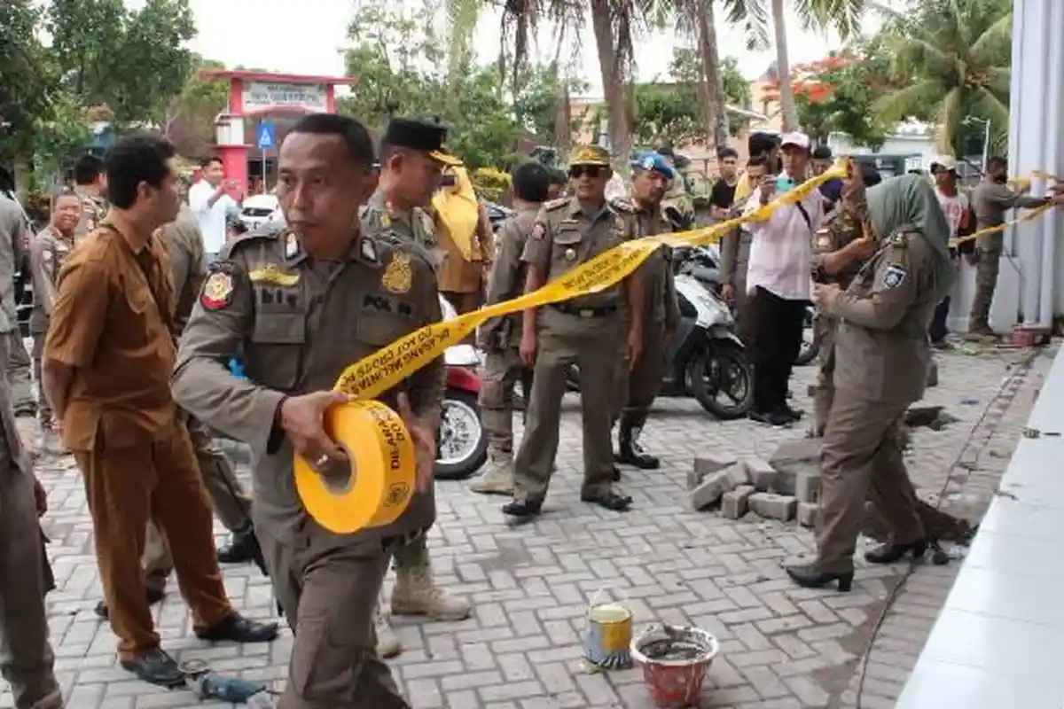 Tak Punya Izin Operasi,  Gerai Alfamart di Gerantung Lombok Tengah Disegel Satpol PP