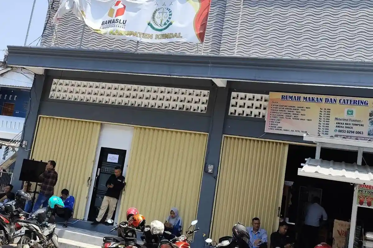 Pilkada Kendal 2024, Masyarakat Ikut Nobar Musyawarah Terbuka Gugatan Dico-Ali di Kantor Bawaslu