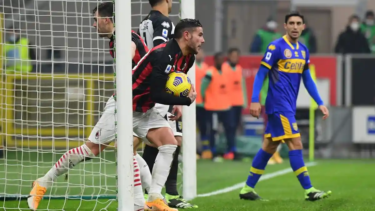 AC MILAN: Theo Hernandez Jadi Rebutan 2 Klub Tajir, Maldini & Massara Gerak Cepat