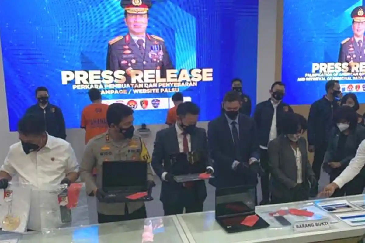 Dua Pemuda Jatim Diamankan FBI, Diduga Buat Web Palsu untuk Cairkan Dana Covid-19 Warga AS
