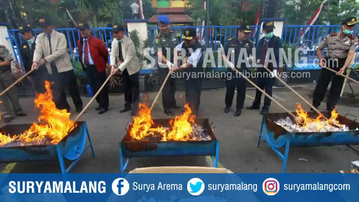 Bea Cukai Malang Bakar Jutaan Batang Rokok Ilegal, Alat Pemuas Nafsu, dan Obat Ilegal