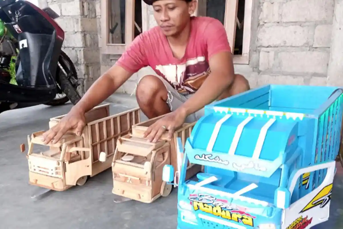 Dibuat Dari Limbah Mebel, Miniatur Truk Dari Tulungagung Menembus Pasar Antar Pulau