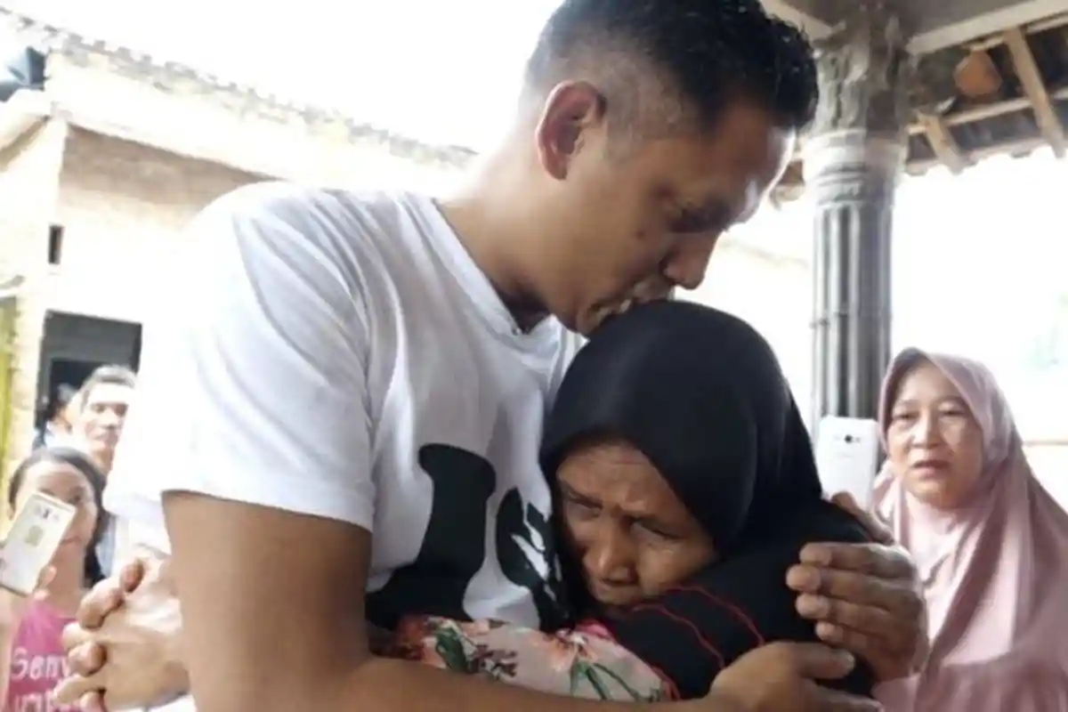 Isak Tangis Andre Kuik Kali Pertama Bertemu Ibu Kandungnya setelah 40 Tahun Diadopsi Warga Belanda