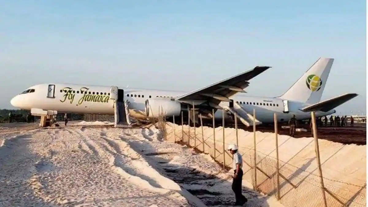 Saat Fly Jamaica Alami Pendaratan Darurat, Semua Penumpang Menjerit