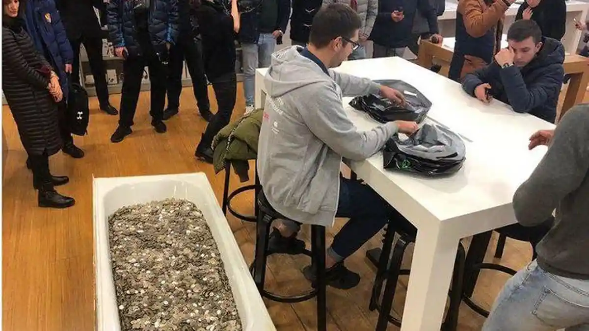 Tujuan Pria Ini Beli iPhone sambil Bawa Bak Mandi Berisi Uang Receh