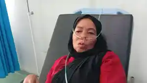 KORBAN-SELAMAT-Yeni-Rasma-penumpang-minibs-saat-proses-evakuasi.jpg