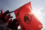 BENDERA-PDIP-Kader-PDI-Perjuangan-mengibarkan-bendera.jpg
