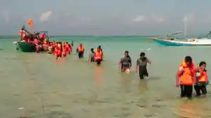 basarnas-mengevakuasi-penumpang-km-santika-nusantara-yang-terbakar-di-perairan-masalembu.jpg