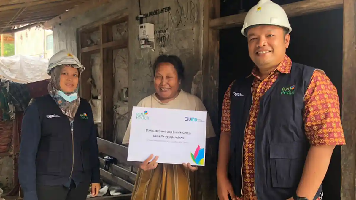 Tak Nebeng Lagi ke Tetangga, Ibu Nayem Kini Bisa Nikmati Listrik Berkat Bantuan PLN