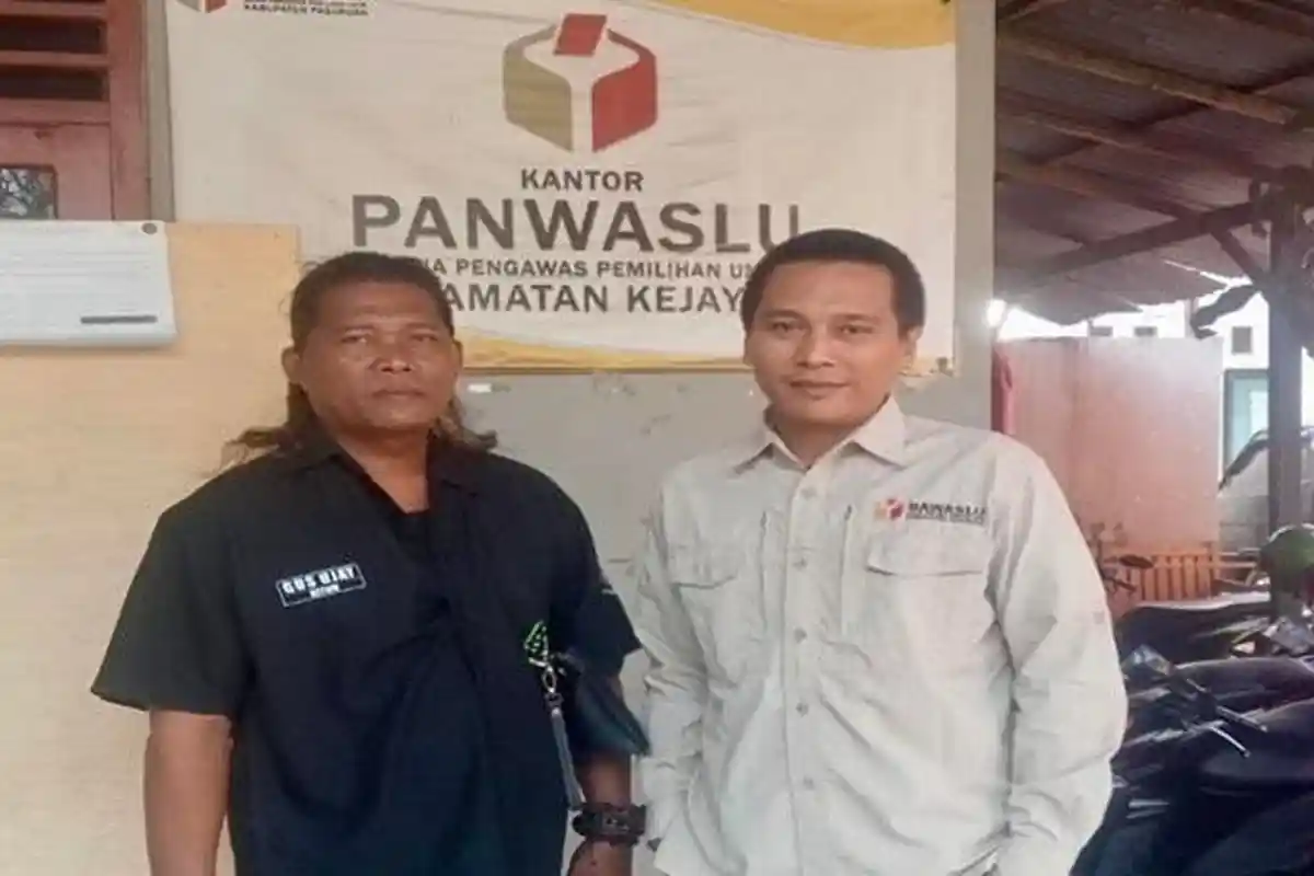 Diduga Ikut Pasang Banner Satu Calon Bupati Pasuruan, Petugas Pantarlih Dilaporkan ke Panwascam