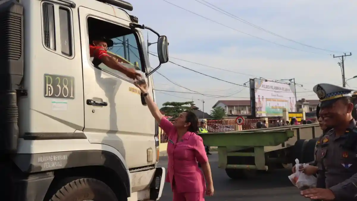 Ketua Bhayangkari Polres Belawan Berbagi Takjil Kepada Sopir Truck