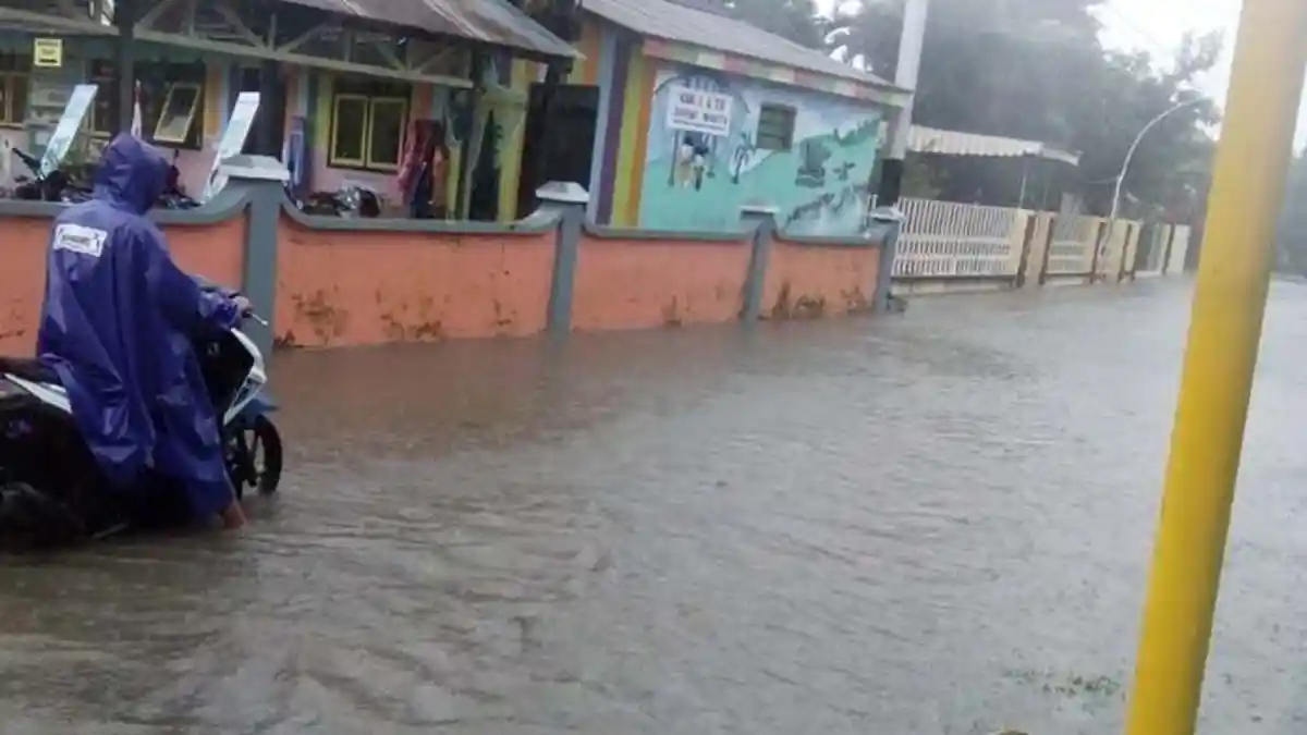 Diguyur Hujan Seharian, Pulau Bawean Banjir. BPBD Gresik Nyatakan Tak Ada Korban